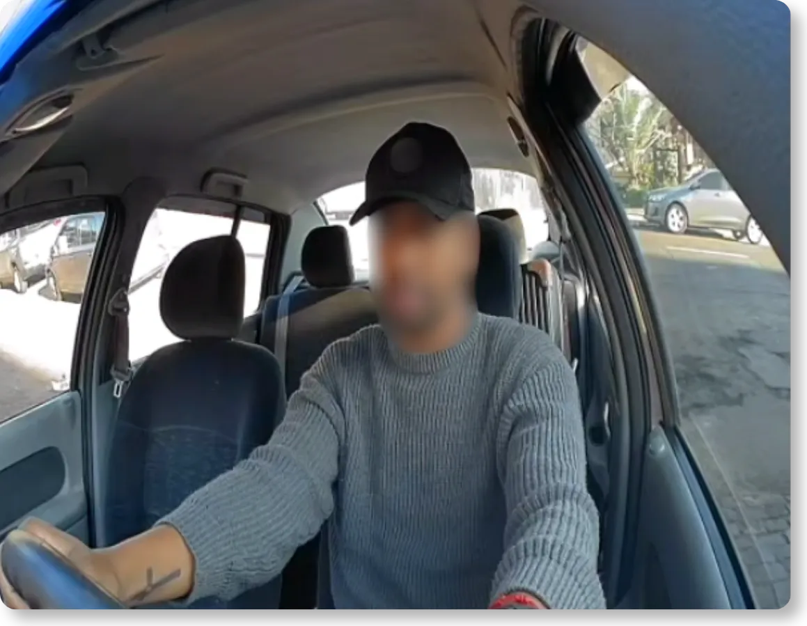 Imagem da câmera de cabine com o condutor ao volante e o rosto desfocado para preservar a privacidade.