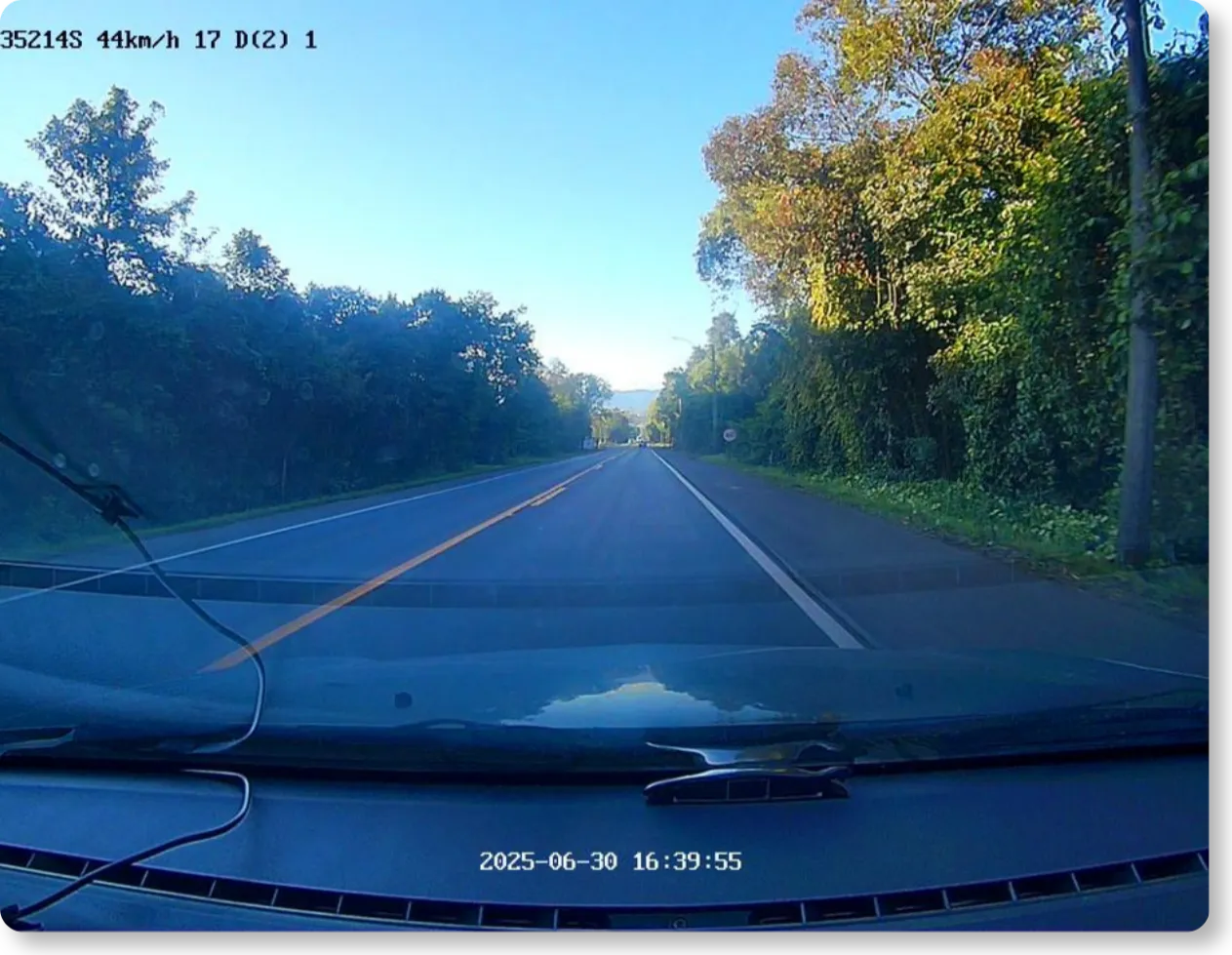 Imagem da câmera frontal em rodovia, com velocidade, data e hora sobrepostos na gravação.
